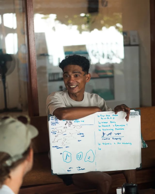 A Moana Dive Air instructor running a course briefing on the whiteboard