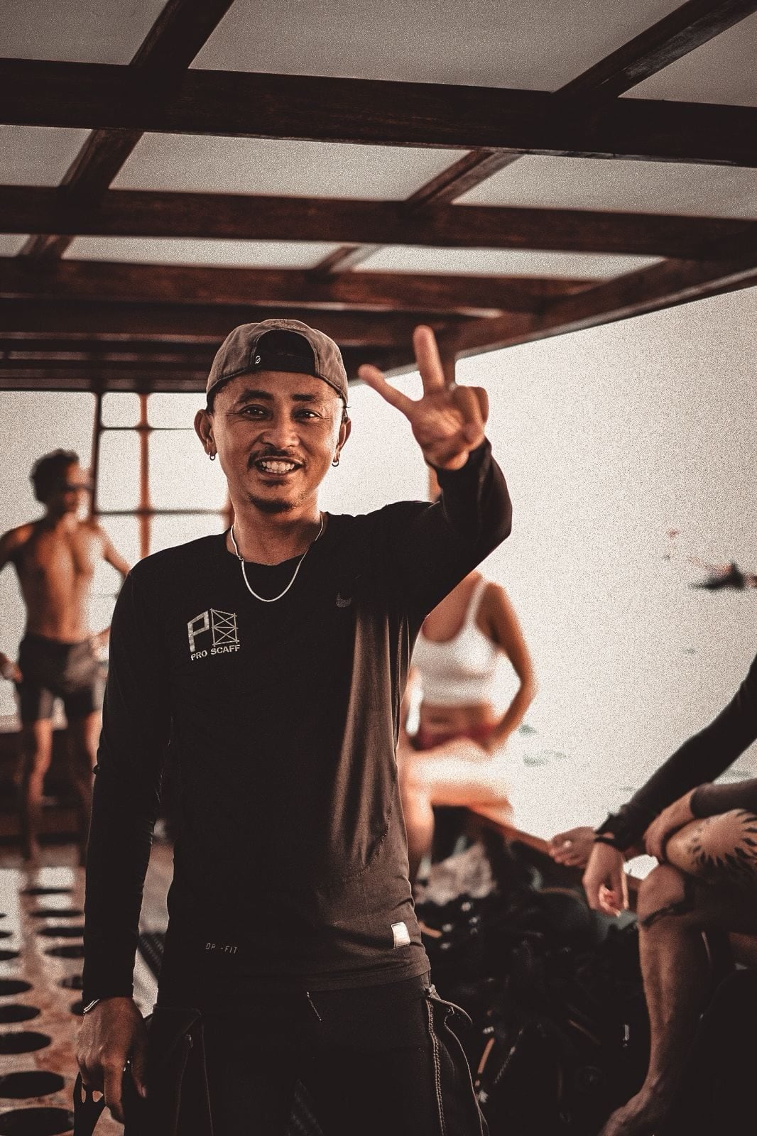 A Moana guide throwing a peace sign on the dive boat